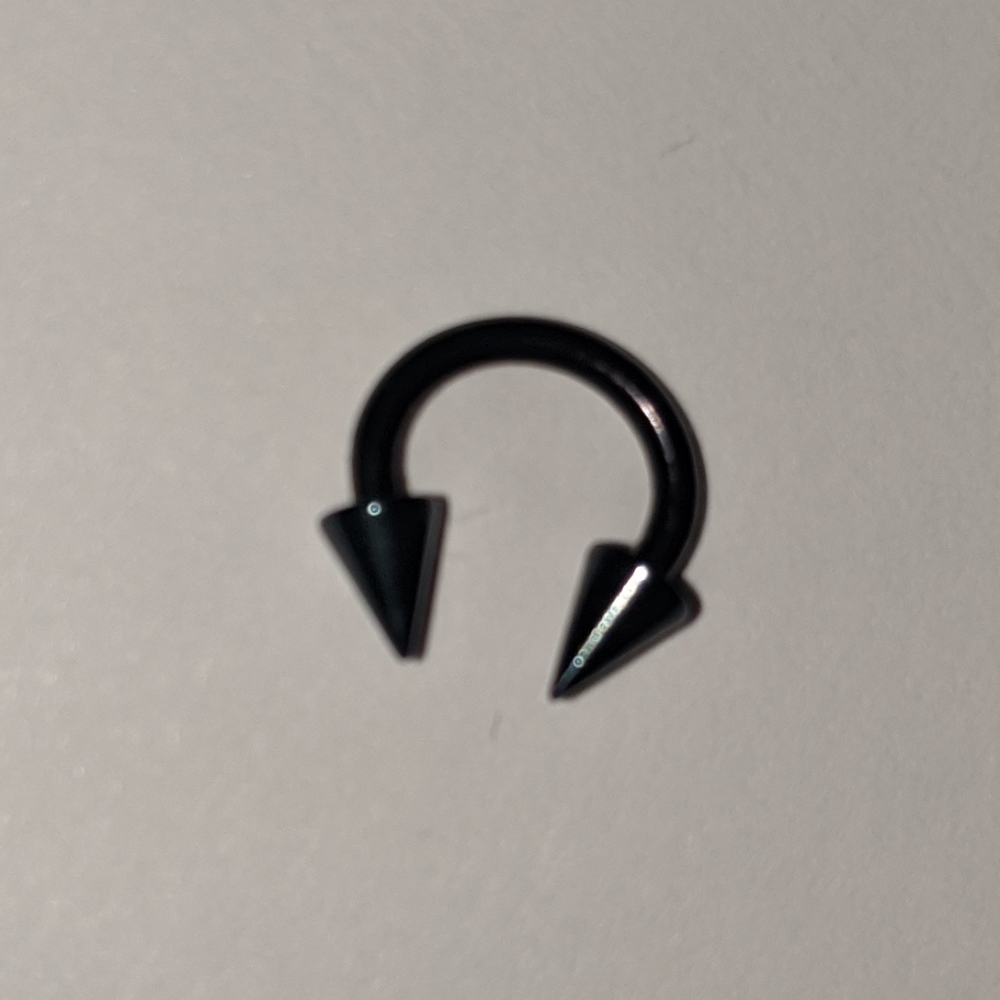 Small horseshoe ring w/ spike ends